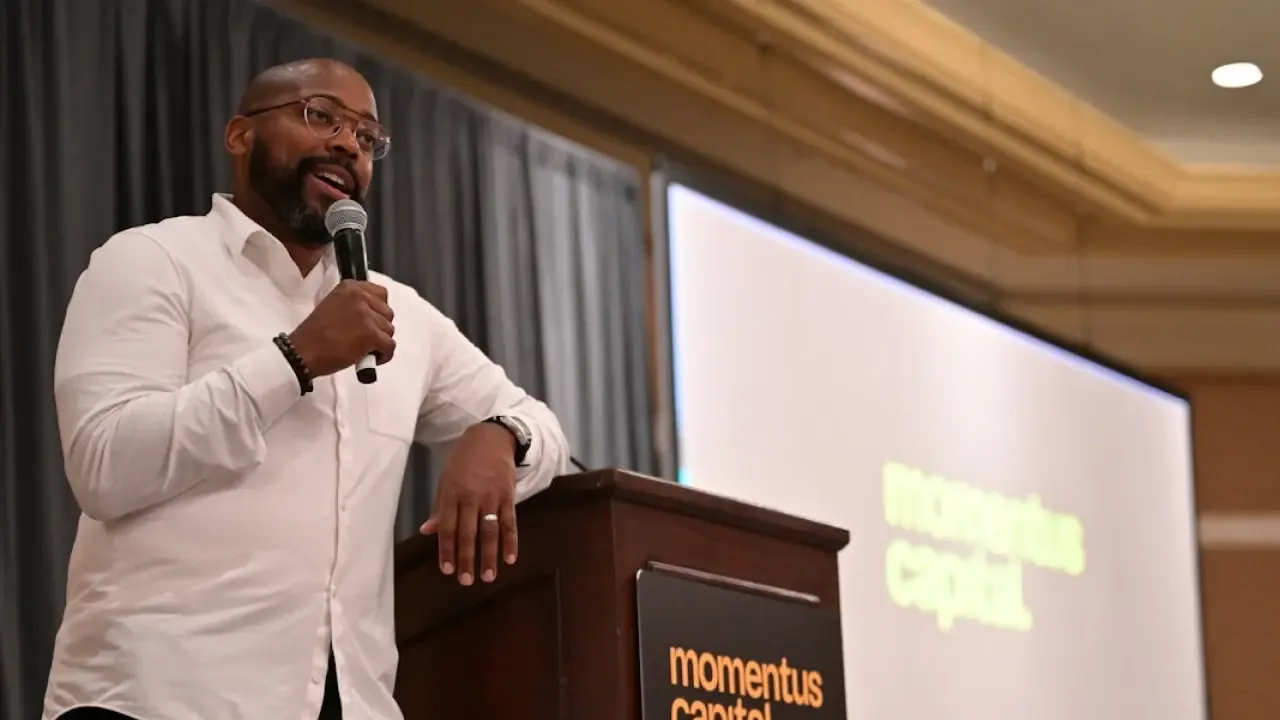 Ellis Carr speaks at an event for Momentus Capital