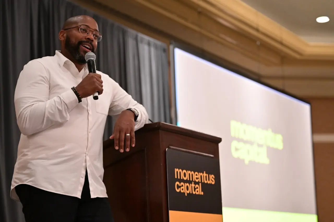 Ellis Carr speaks at an event for Momentus Capital